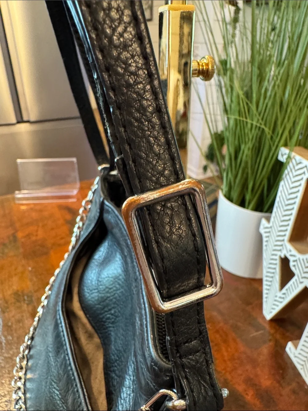margot compact black